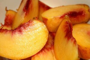 grubsze plastry brzoskwiń przygotowane do ciasta