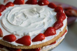 Torcik truskawkowy z mascarpone i świeżymi truskawkami na wierzchu