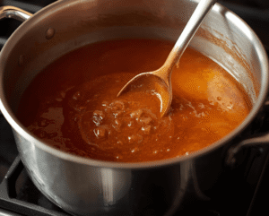 Gotowanie syropu pumpkin spice - gęstniejący syrop dyniowy w garnku