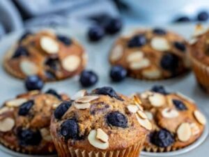 Muffinki owsiane z borówkami posypane chrupiącymi płatkami migdałowymi.